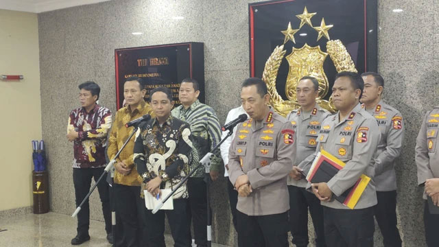 Menteri Kehutanan, Raja Juli Antoni, menemui Kapolri, Jenderal Listyo Sigit Prabowo, di Mabes Polri, Jakarta, Kamis (4/12/2025). Foto: Jonathan Devin/kumparan