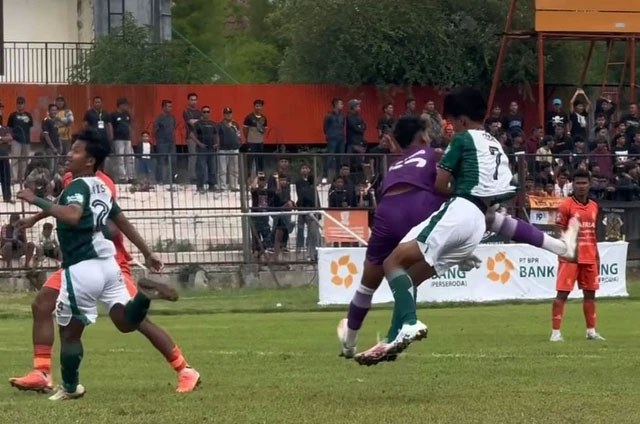 Aksi tendangan kung-fu kiper PSIR Rembang. Dok: Instagram @persikabaofficial