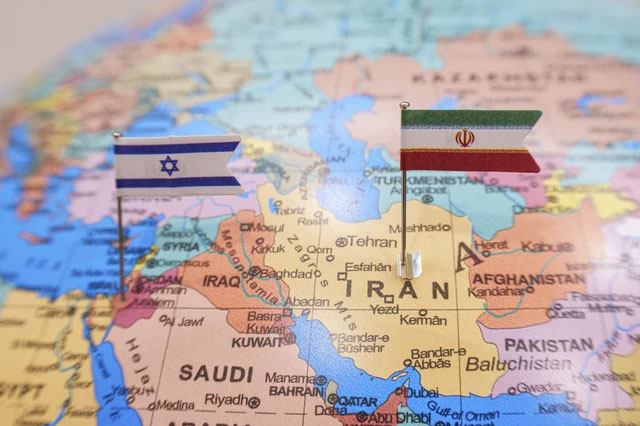 Ilustrasi peta Iran dan Israel. Foto: Shutterstock