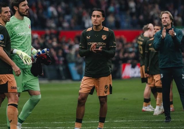 Miliano Jonathans usai laga Feyenoord vs FC Utrecht dalam pekan kedelapan Liga Belanda 2025/26 di Stadion De Kuip, Minggu (5/10) malam WIB. Foto: Instagram @fc_utrecht